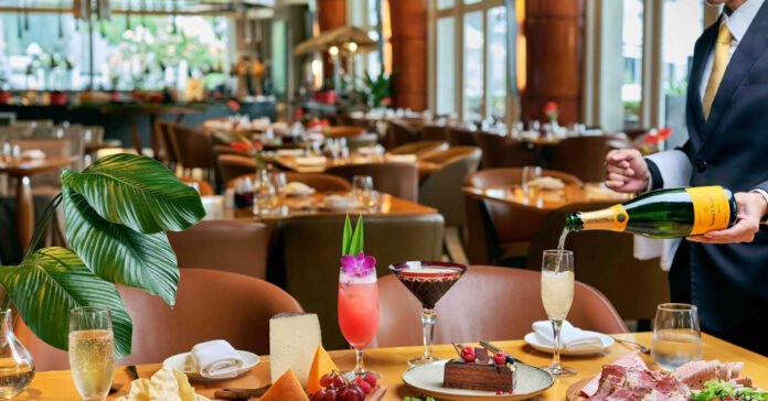1 Dines Free Buffet at Town Restaurant, The Fullerton Hotel S'pore – UOB Card Offer!